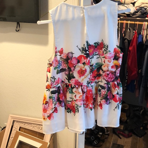 Gianni Bini peplum blouse w/ flower print! - Picture 3 of 3